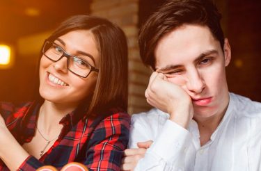 A PSICOLOGIA identifica: 6 sinais que é hora de deixar uma amizade de lado :(