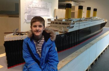 Menino com autismo constrói a maior réplica mundial do Titanic com LEGOS