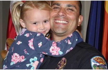 Policial adota menina de 4 anos que ele ajudou a resgatar em um caso de abuso familiar