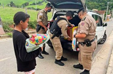 Policiais surpreendem menina que pediu guaraná e chinelo em carta de Natal