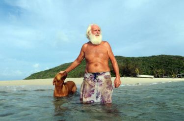 Ex-milionário vive completamente isolado em ilha deserta por mais de 20 anos