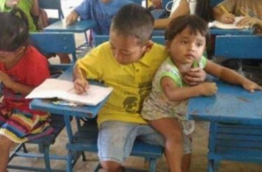Menino de 7 anos vai à escola com o irmãozinho para não perder as aulas