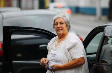 ‘Vovó do Uber’ ama seu trabalho e, aos 73 anos, tem mais disposição que muitos jovens