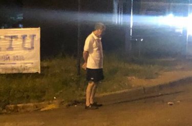 Pai de 72 anos espera todos os dias por sua filha em uma rua escura para acompanhá-la até sua casa
