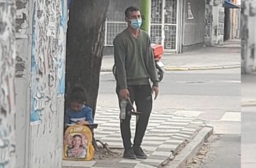 Ele limpava janelas com a filha ao seu lado e uma foto mudou sua vida