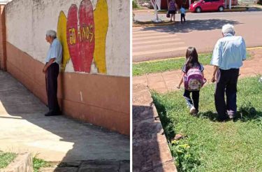 Vovô de 88 anos acompanha a bisneta às aulas todos os dias. Ele ama a tarefa dele