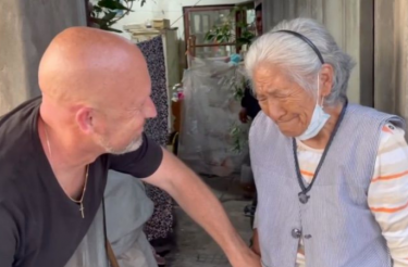 Homem viaja da Espanha até Bolívia para agradecer babá que cuidou dele há 45 anos [Vídeo]