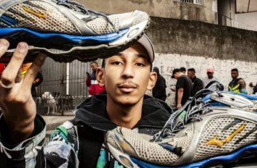 Jovem abre oficina de restauração de tênis Mizuno e se torna sensação em periferia de SP