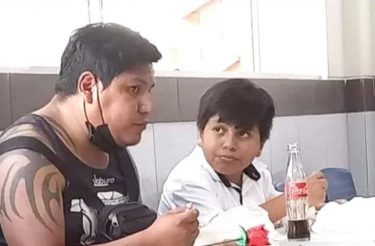 Menino foi almoçar no dia das mães com o pai porque não tem mãe