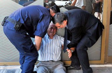 Empresário paga pensão para idoso que chorou por falta da aposentadoria, em frente ao banco