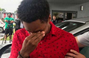 Jovem ganha carro do chefe após caminhar 32 km para não chegar atrasado no 1º dia de trabalho