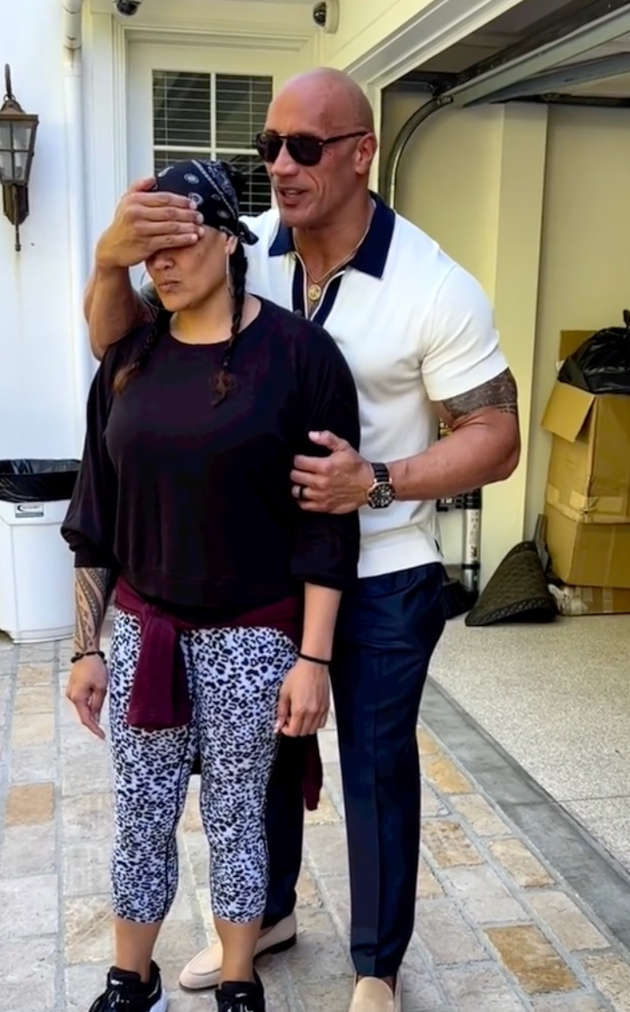 Dwayne Johnson (The Rock) presenteia sua prima com uma casa por seu trabalho como mãe solteira. Recompensa pelo esforço